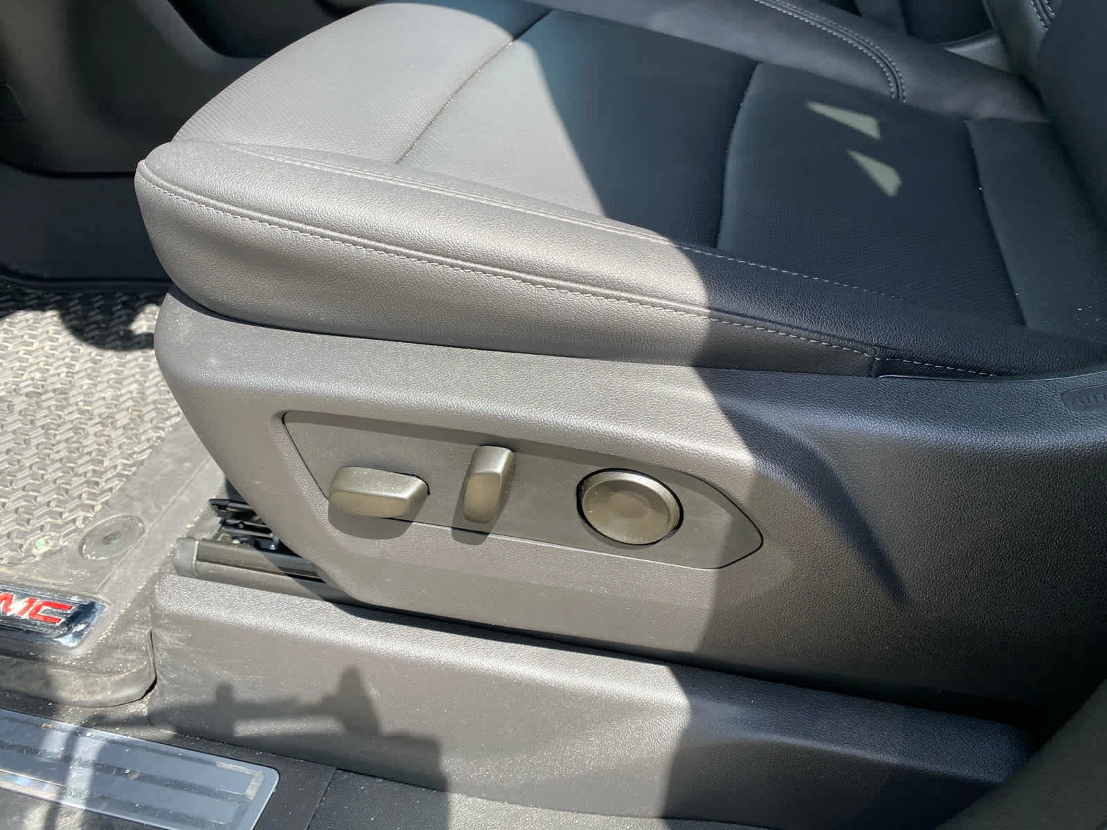 New 2026 Onyx Black GMC SLT image 15