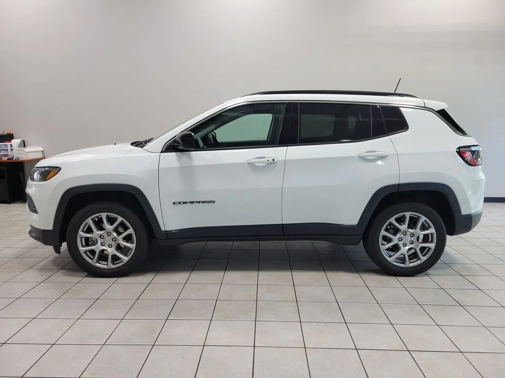 Used 2022 White Jeep Latitude Lux image 7