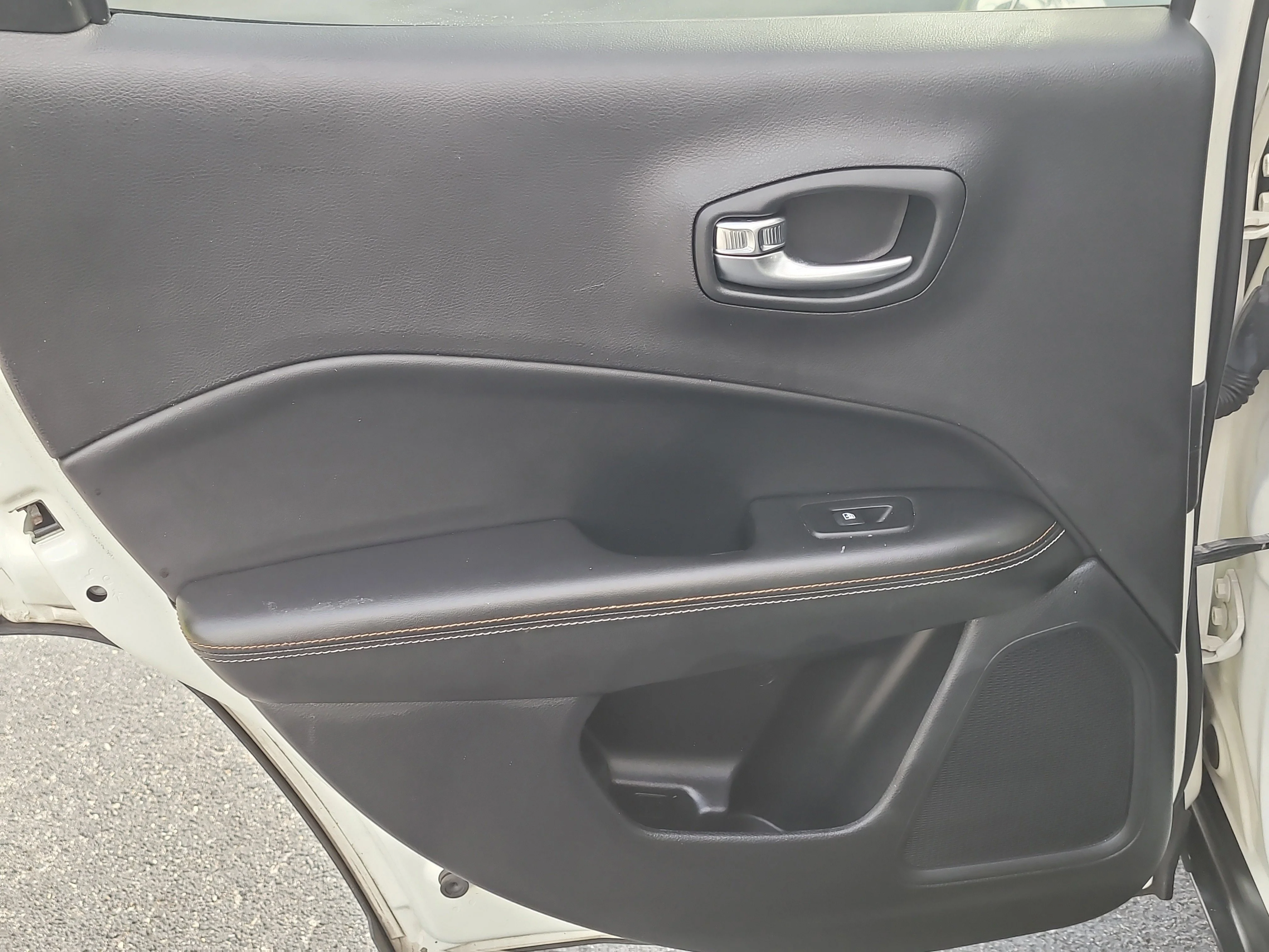 Used 2018 White Clearcoat Jeep Latitude image 23