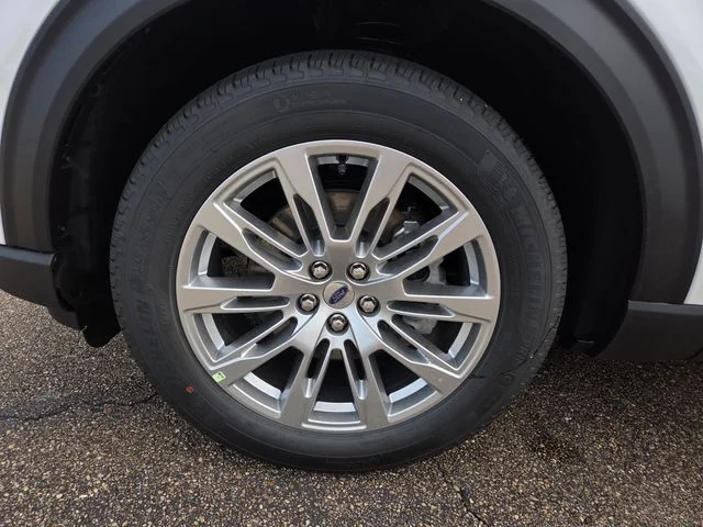 New 2026 Star White Metallic Tri-Coat Ford Platinum™ image 23