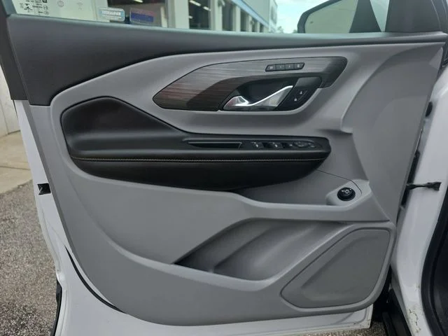 Used 2020 White GMC SLT image 28