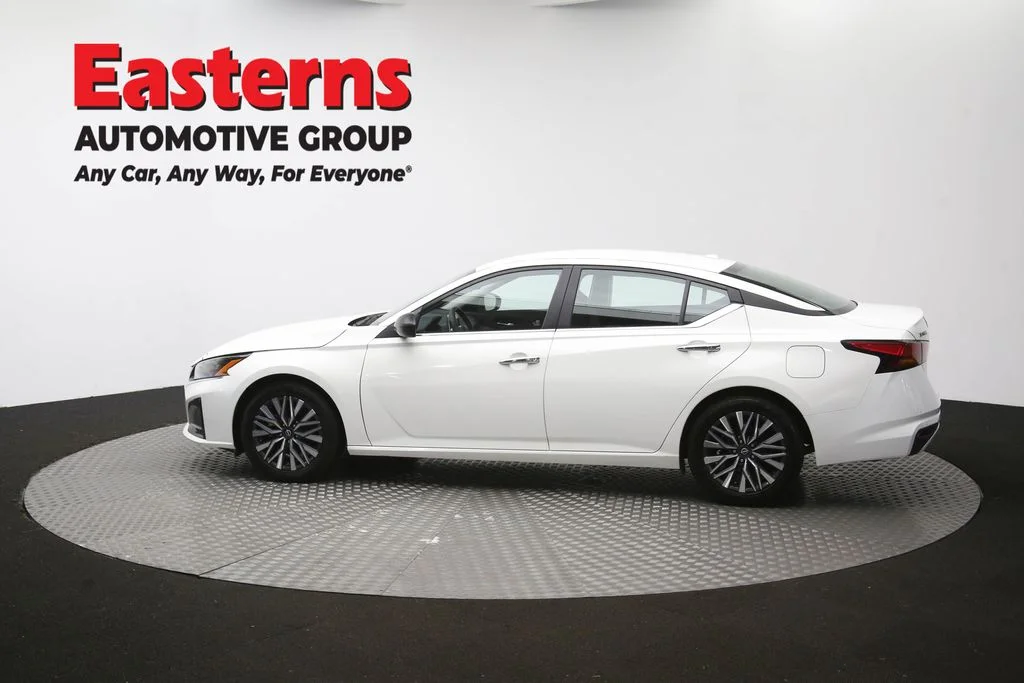 Used 2025 White Nissan 2.5 SV image 58