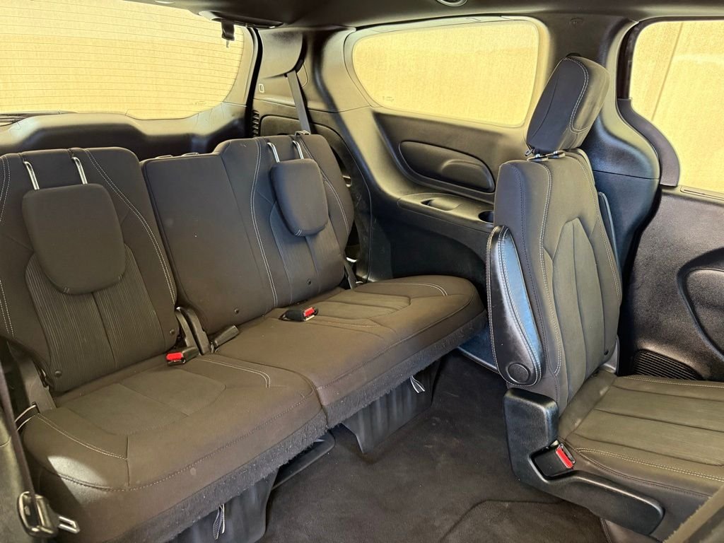 Used 2020 Brilliant Black Crystal Pearlcoat Chrysler Touring image 18
