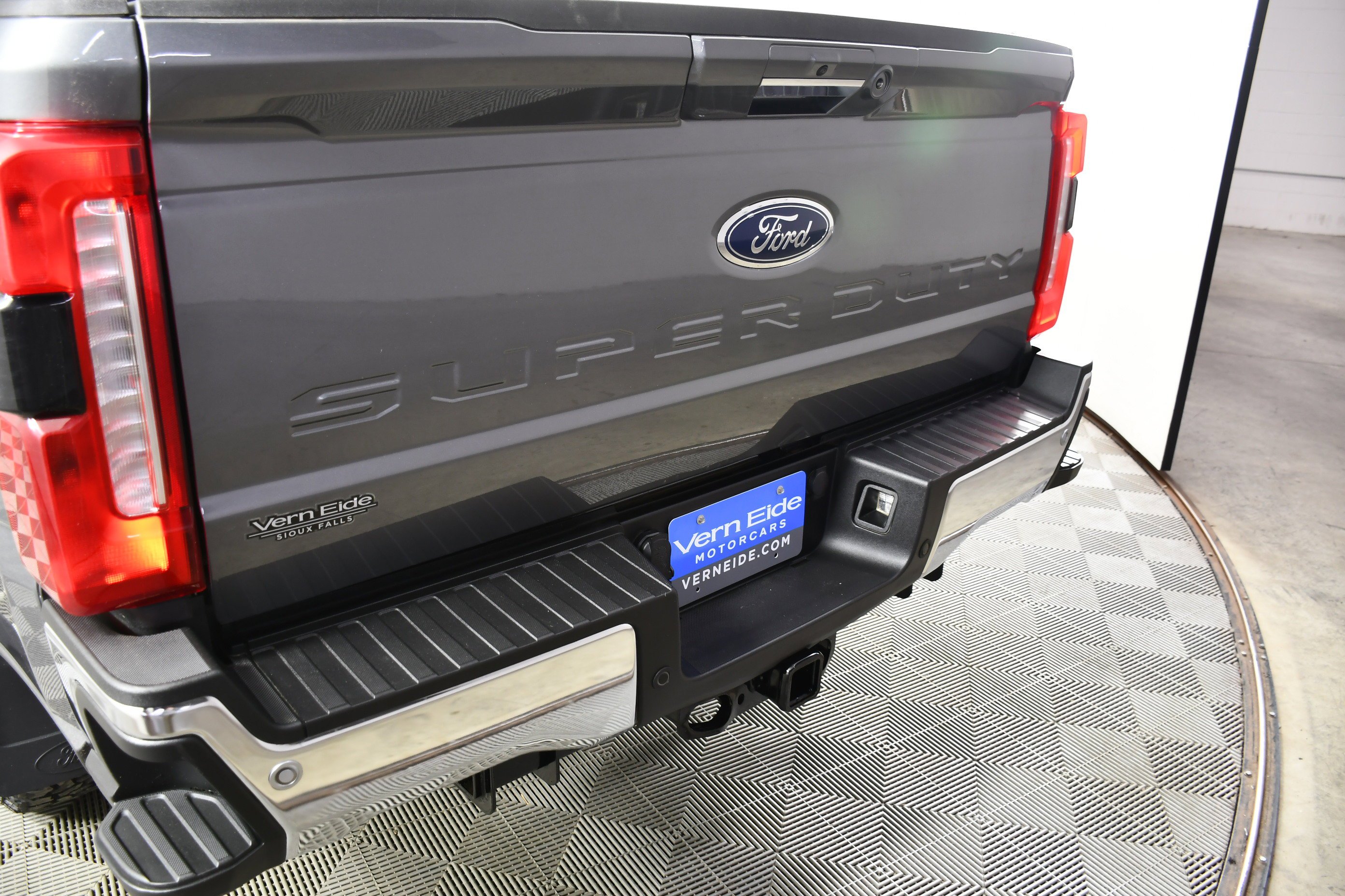 Used 2024 Gray Metallic Ford LARIAT image 15