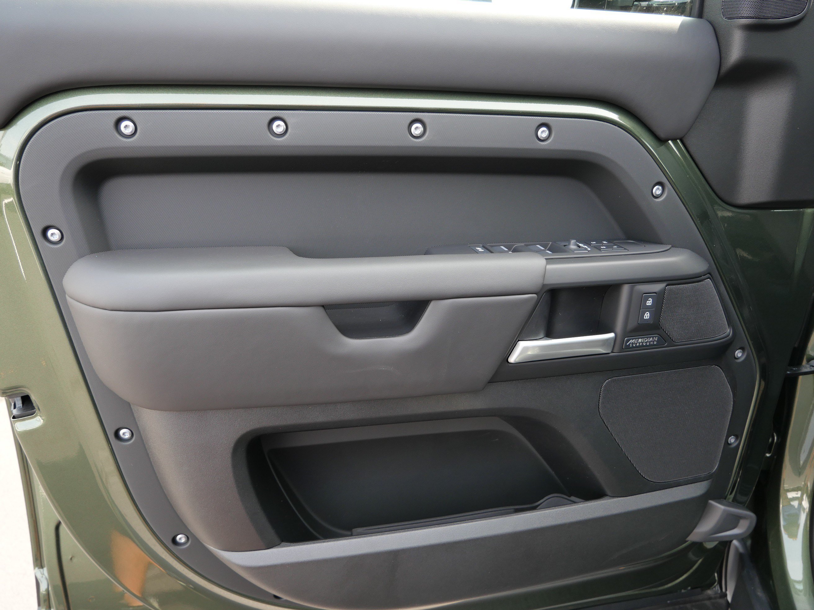 New 2026 Woolstone Green Metallic Land Rover X-Dynamic SE image 4