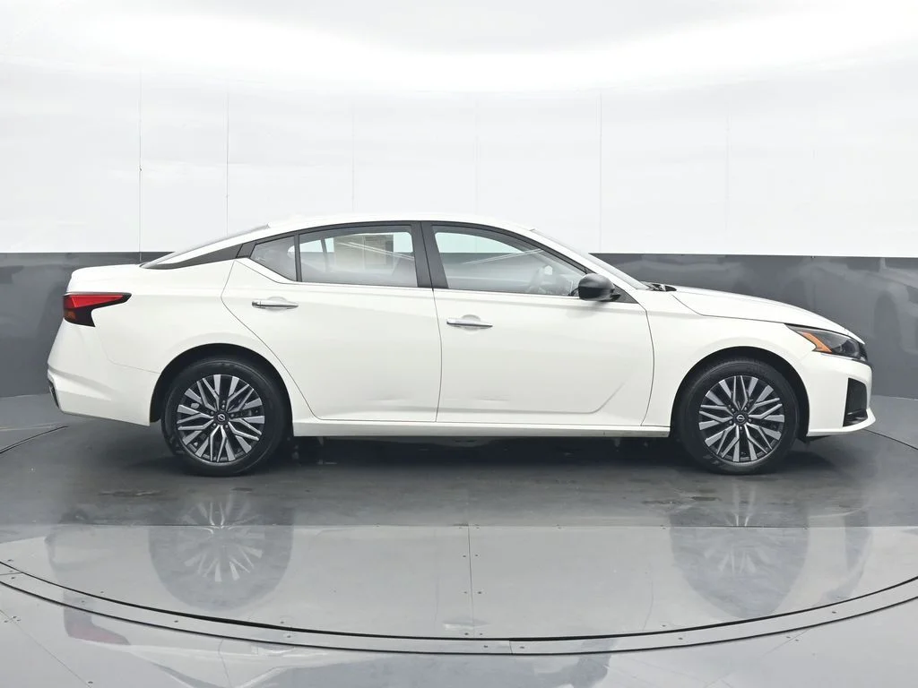 Used 2025 White Nissan 2.5 SV image 7