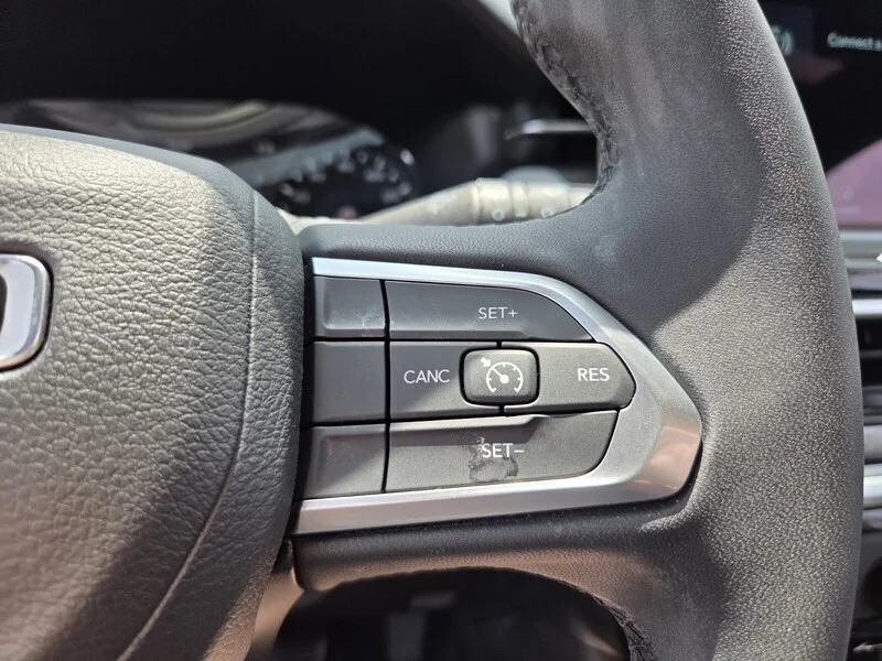 Used 2024 Silver Zynith Metallic Clearco JEEP LATITUDE image 26