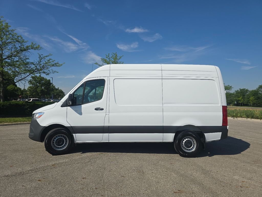 Used 2025  Mercedes-Benz Cargo 144 WB image 9