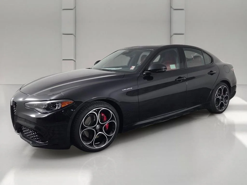 New 2026 Vulcano Black Metallic Alfa Romeo Base image 4