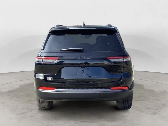 New 2026 Diamond Black Crystal Pearlcoat Jeep LAREDO ALTITUDE 4X4 image 5