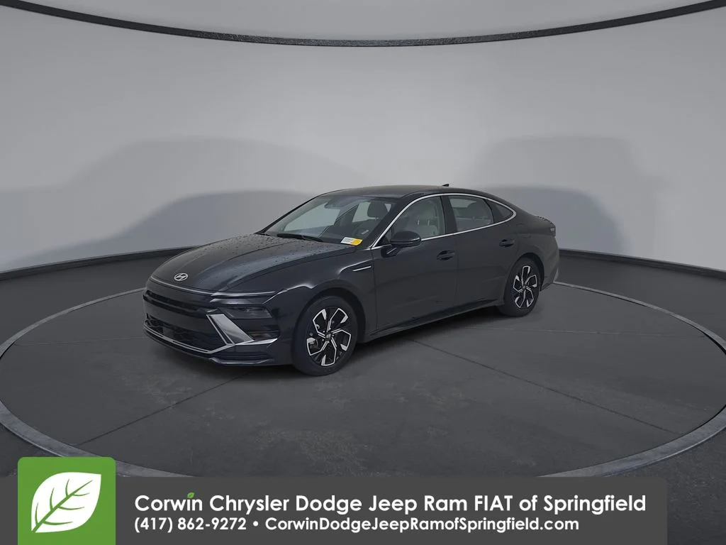 Used 2025 Black Hyundai SEL image 7