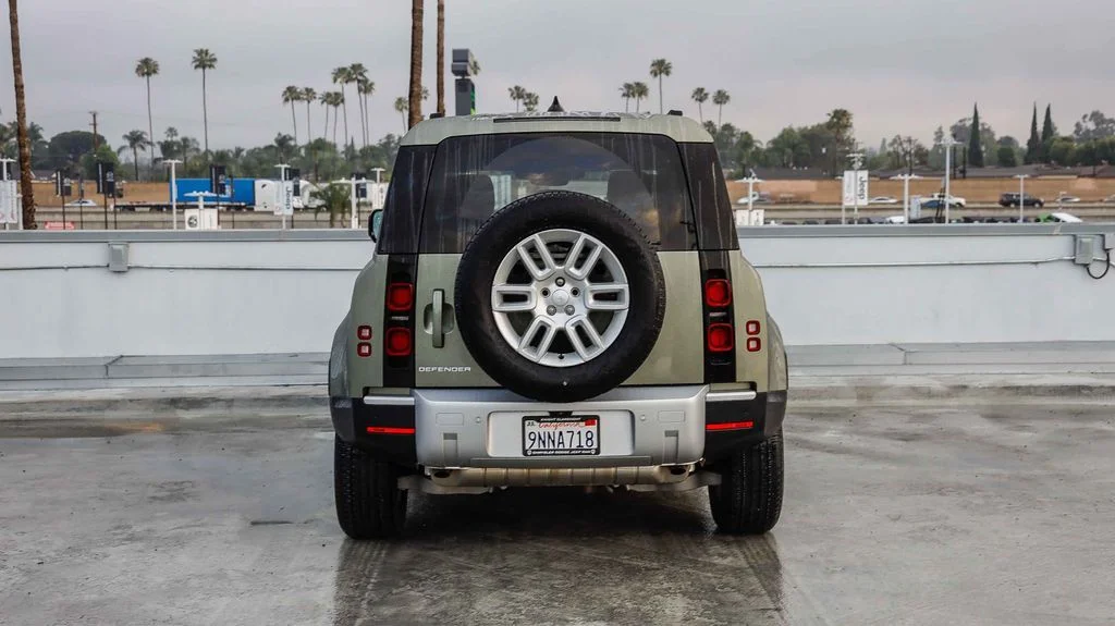 Used 2024  Land Rover S image 8