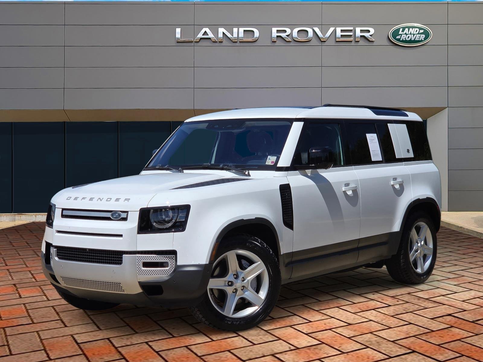 Used 2021 Fuji White Land Rover SE image 1