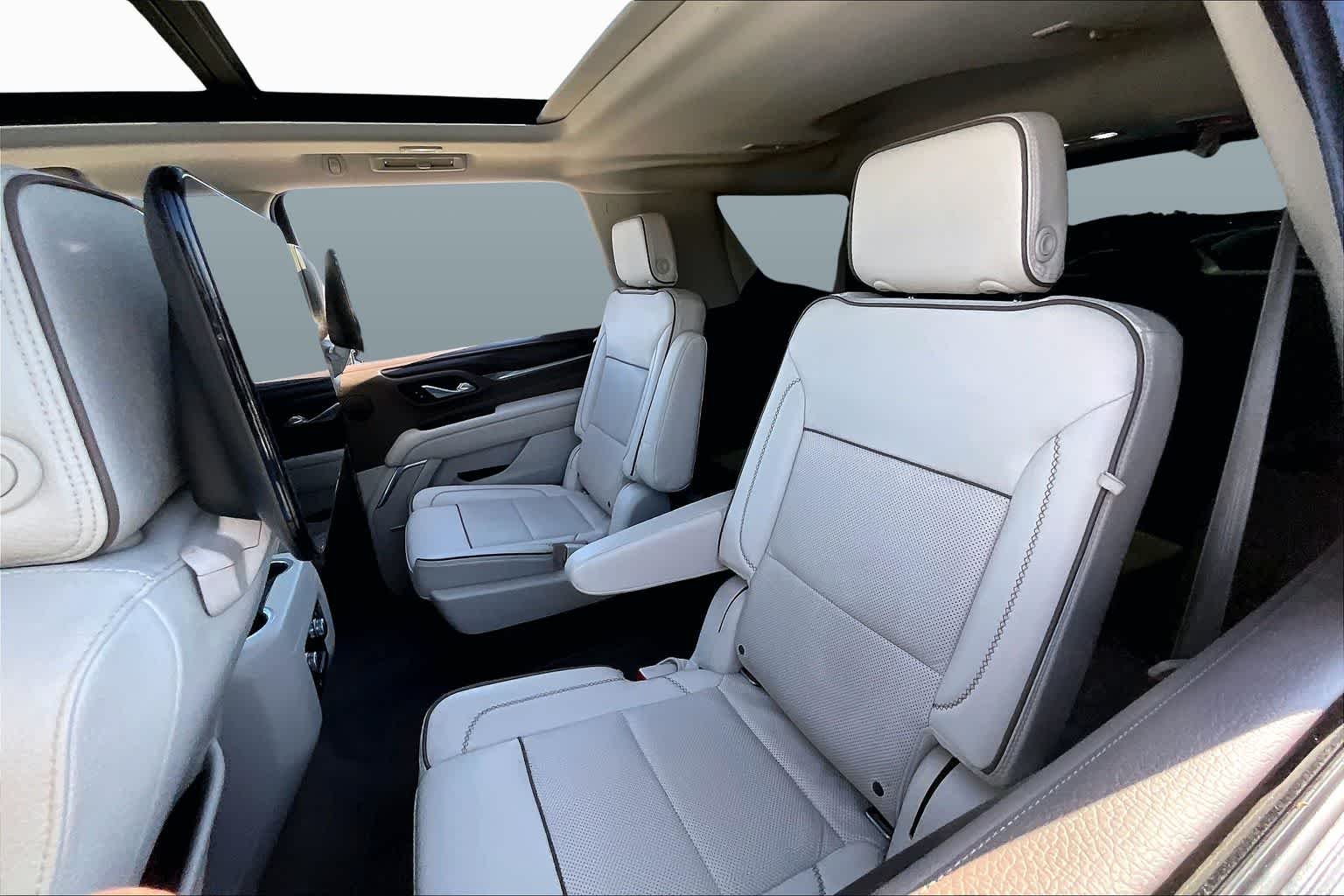 Used 2021 White Frost Tricoat GMC Denali image 20