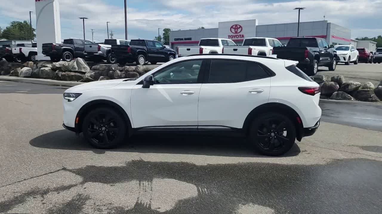Used 2023 Summit White Buick Essence image 5