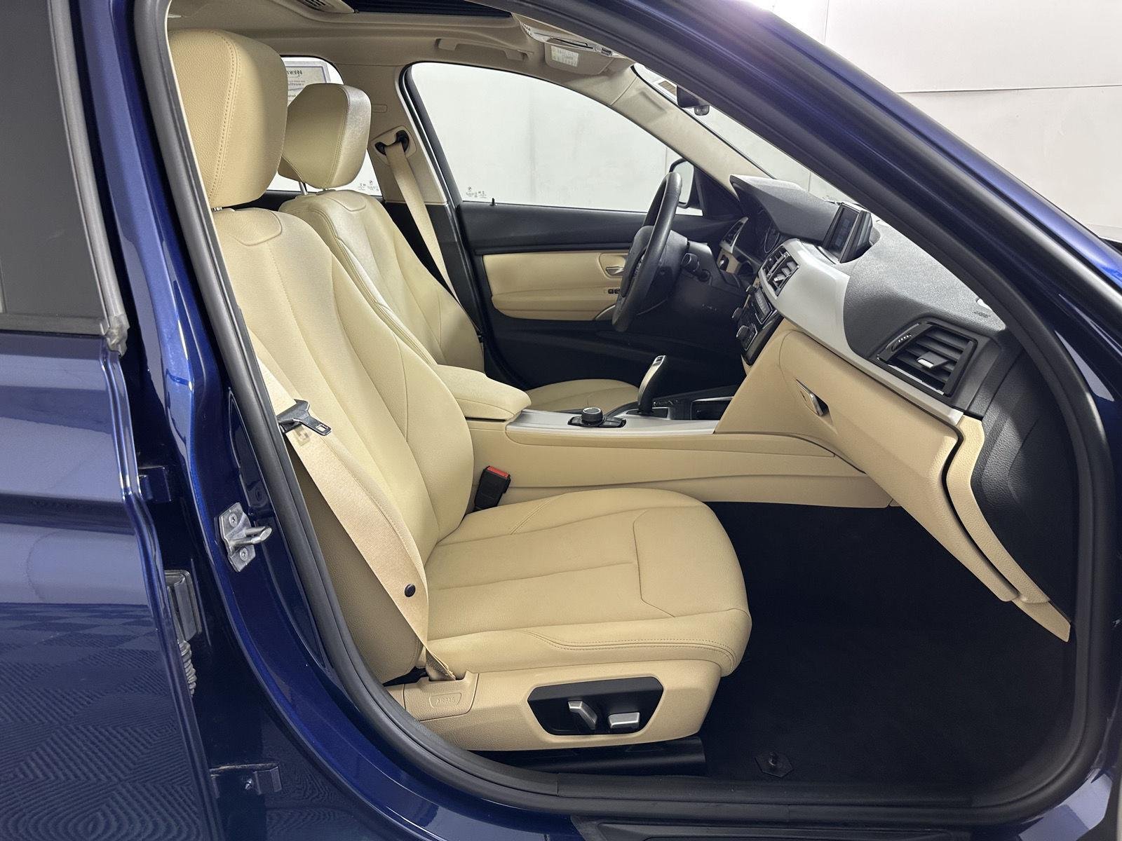 Used 2018 Mediterranean Blue Metallic BMW 320i xDrive image 38