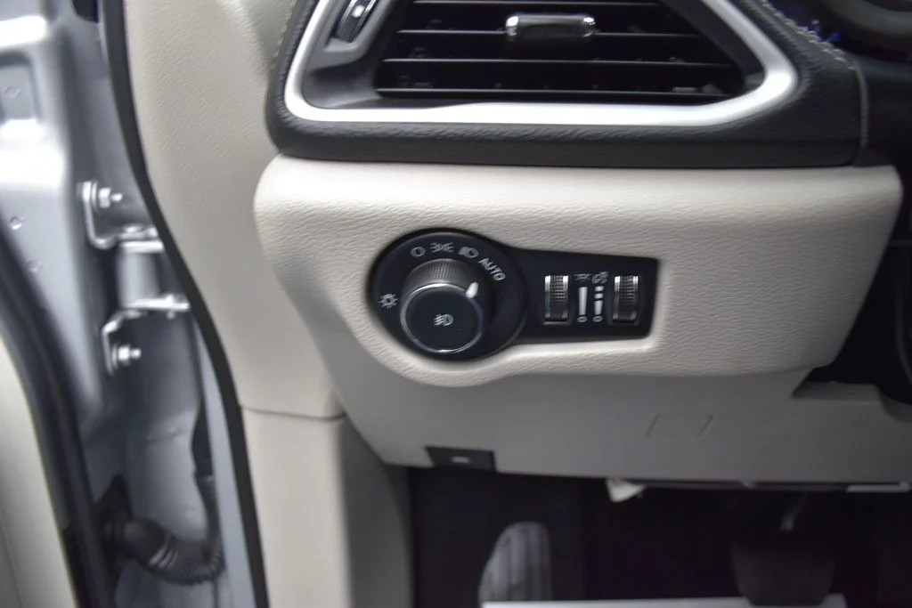 Used 2024 Silver Chrysler Select image 17