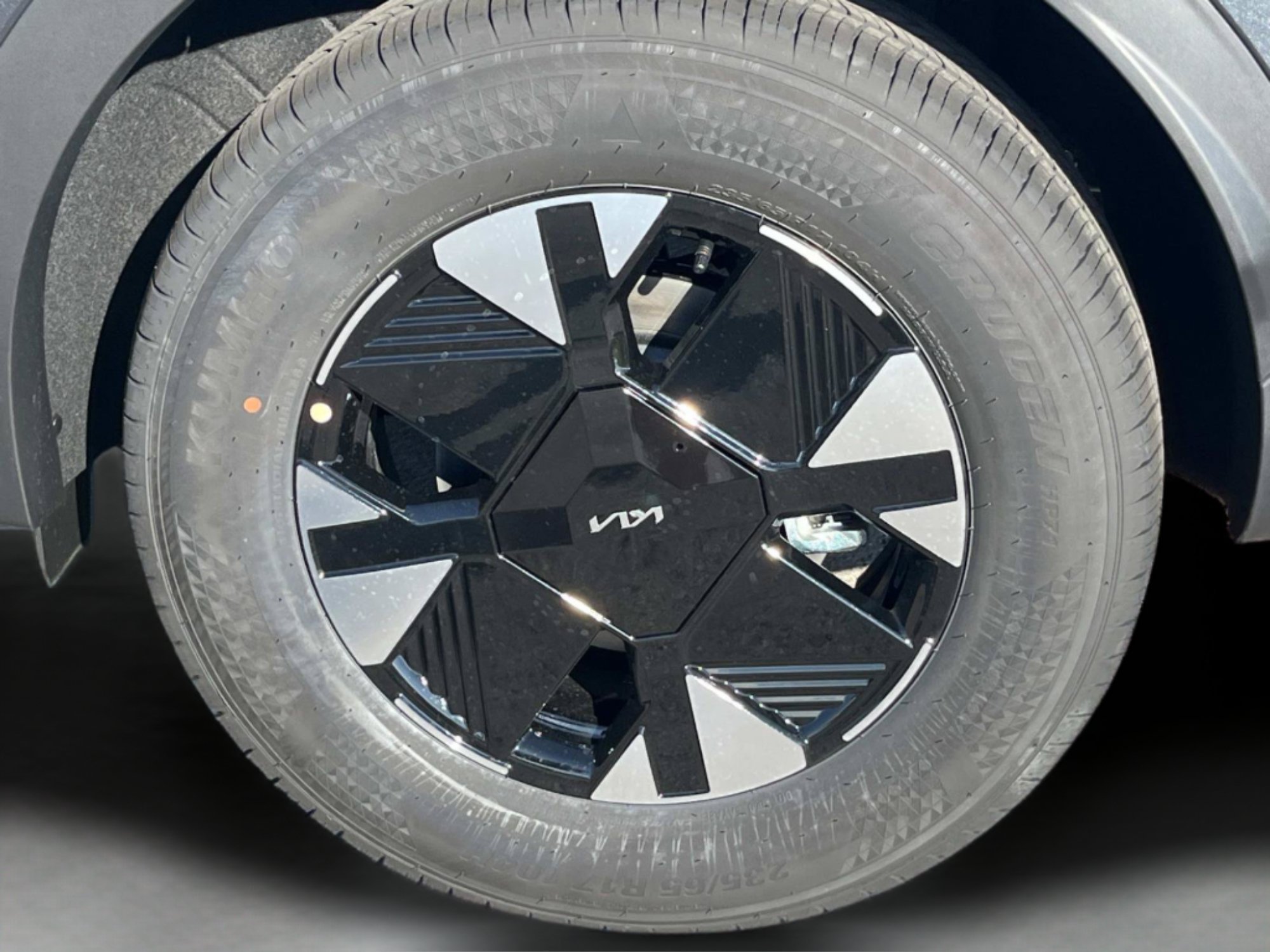 New 2027 Gravity Gray Kia LX image 11