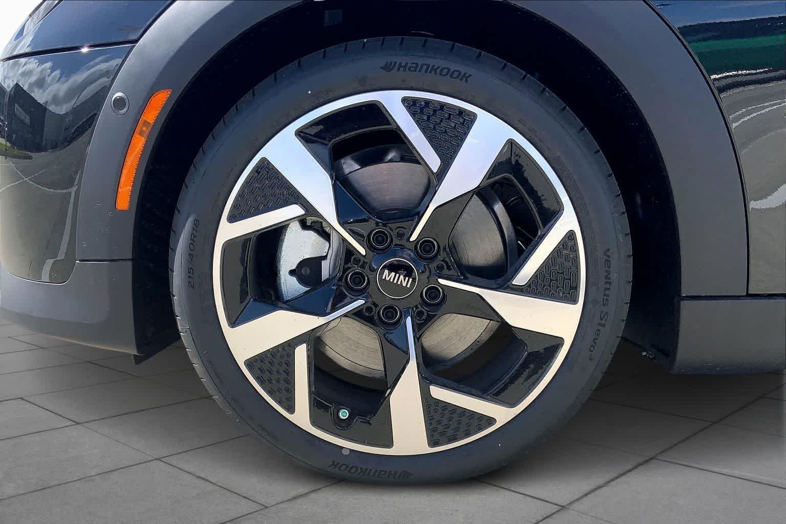 New 2026 Midnight Black II Metallic MINI Iconic image 11
