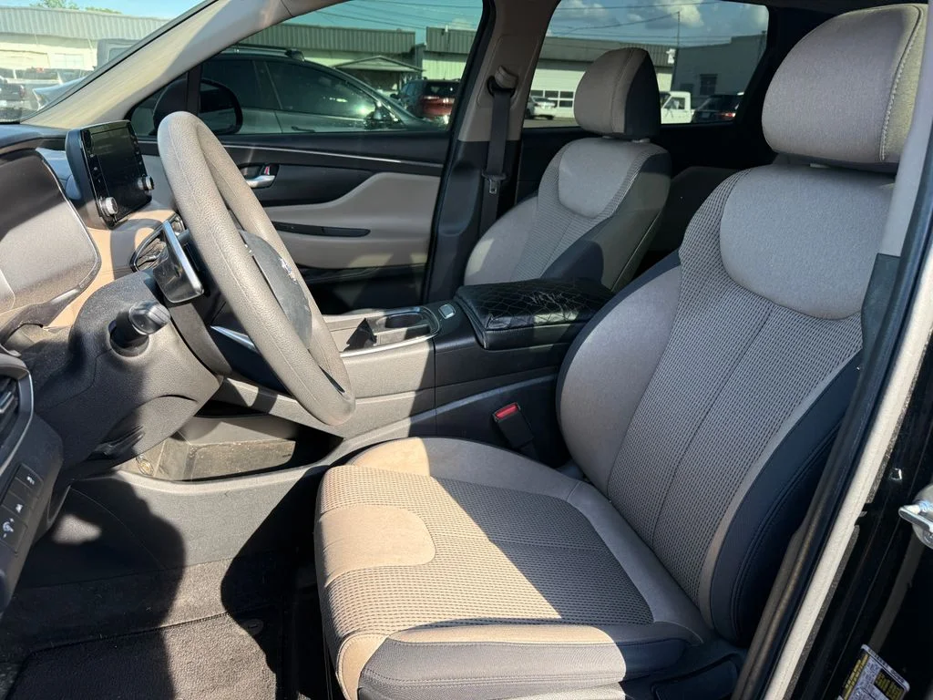 Used 2023 Black Hyundai SE image 15