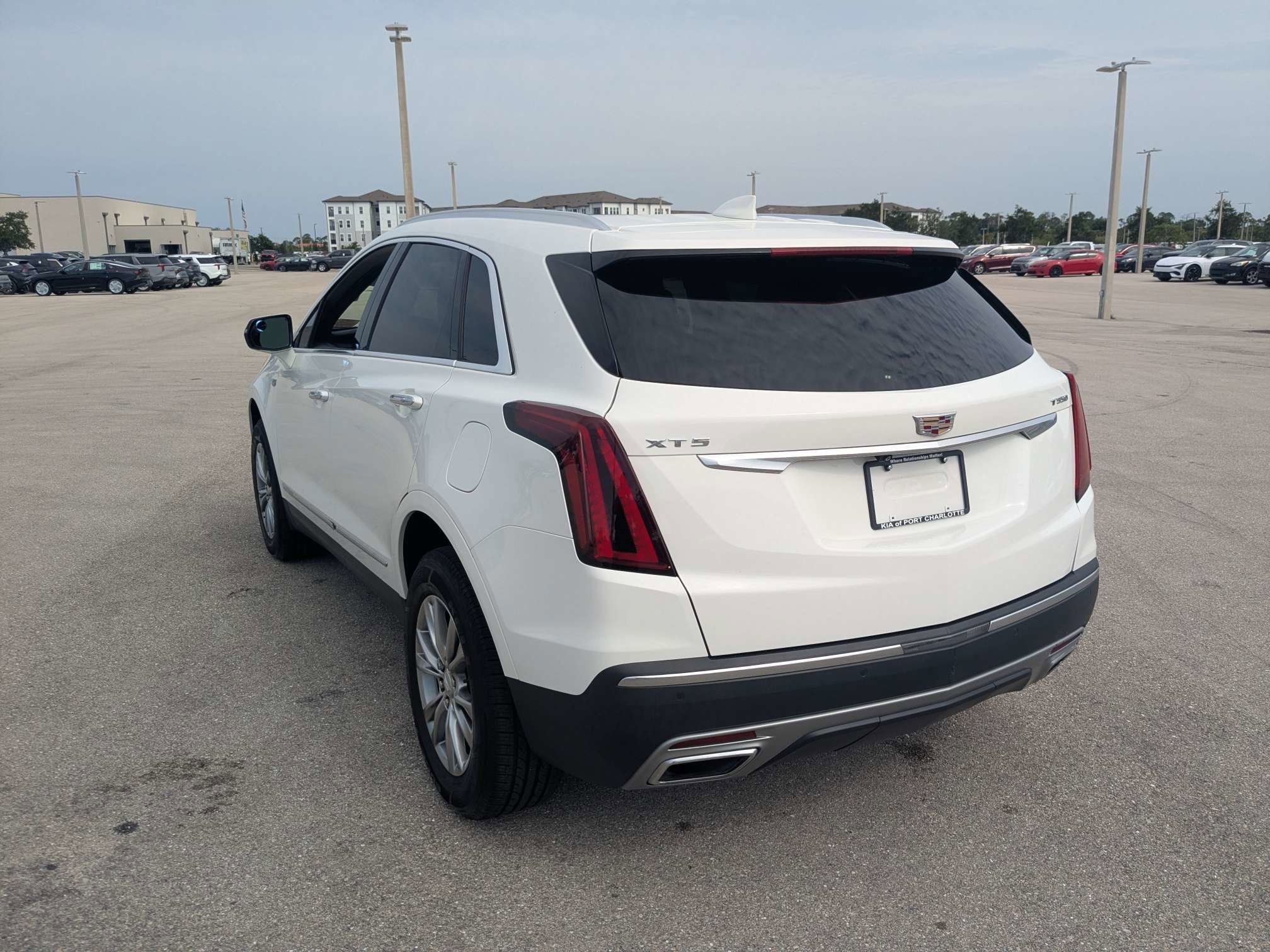 Used 2022 Mary Kay Pearl Tri-Coat Cadillac FWD Premium Luxury image 7