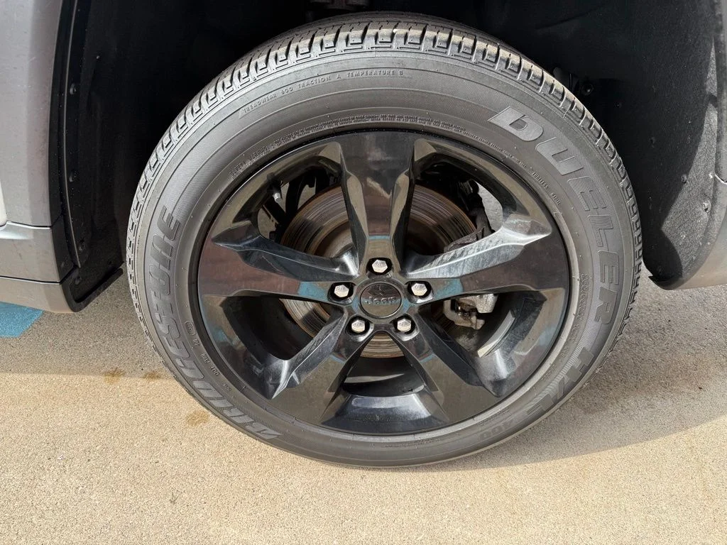 Used 2023 Silver Jeep Altitude image 11