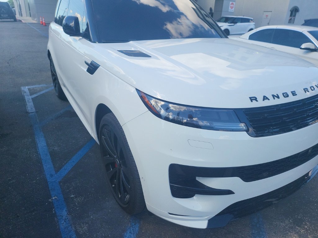 Used 2025 Fuji White Land Rover Dynamic SE image 3