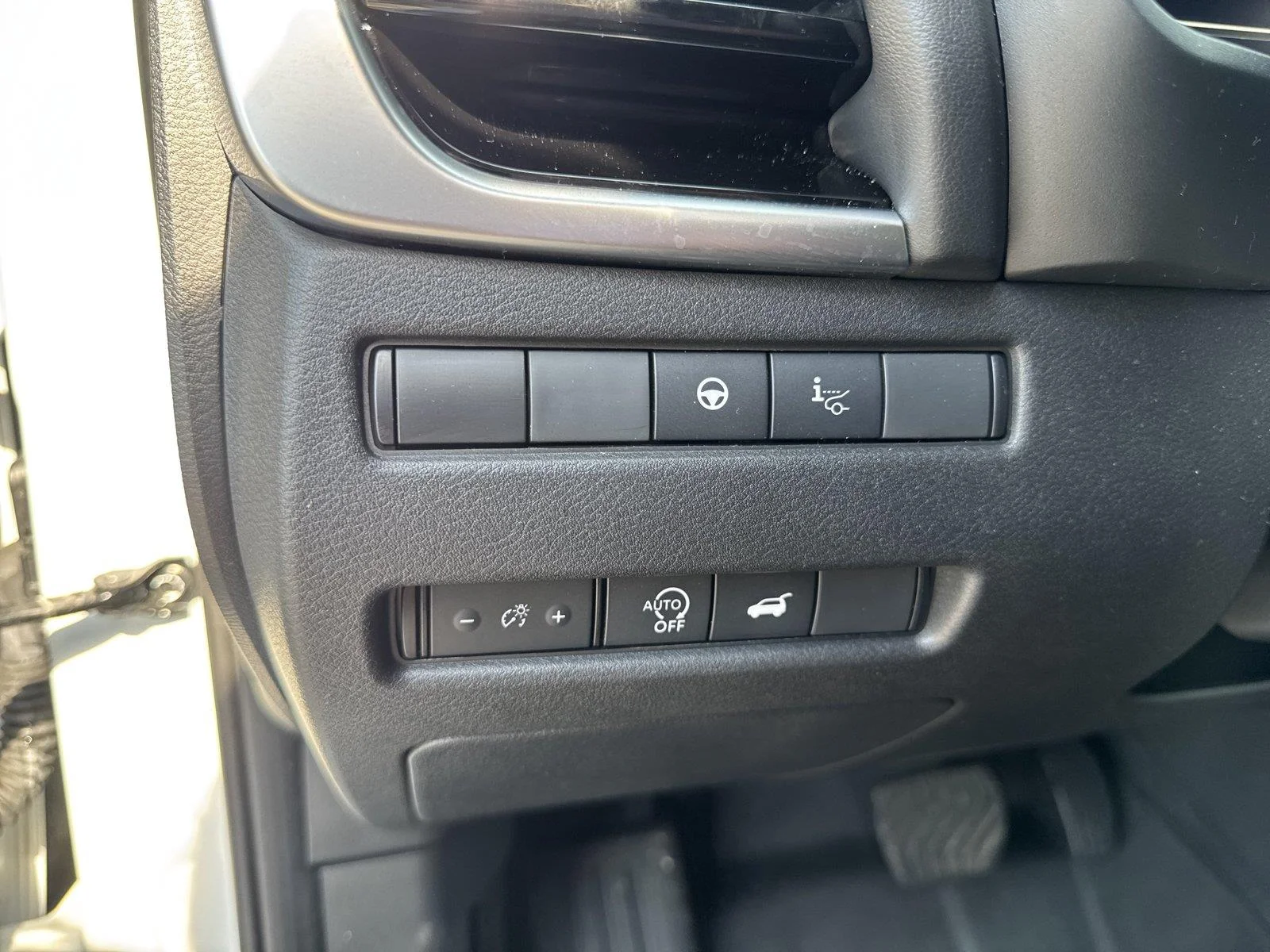 Used 2025 Everest White Pearl Nissan SL image 14