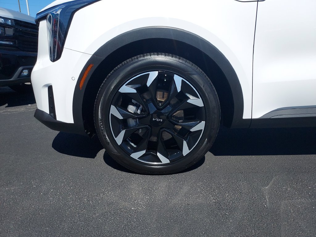 Used 2025 White Kia SX image 11