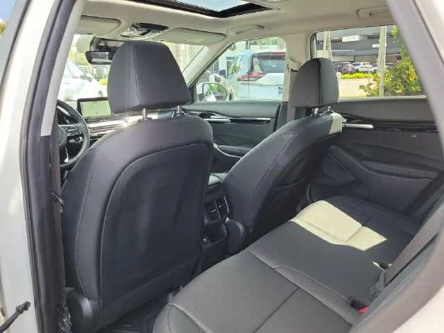 Used 2023 White Kia EX image 11