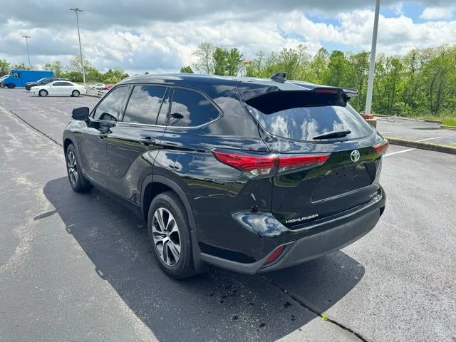 Used 2021 Midnight Black Metallic Toyota XLE image 5