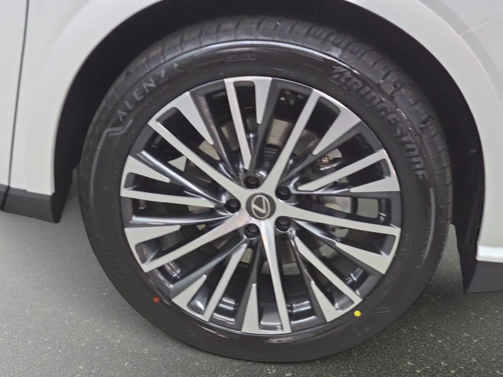 New 2026 Eminent White Pearl Lexus PREMIUM PLUS image 29