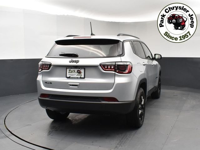 New 2026 Silver Zynith Metallic Clearcoat Jeep Latitude image 5