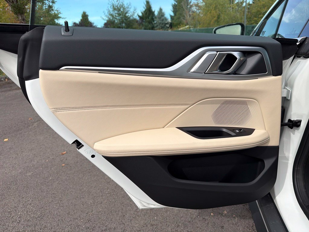 Used 2025 Alpine White BMW xDrive40 image 29