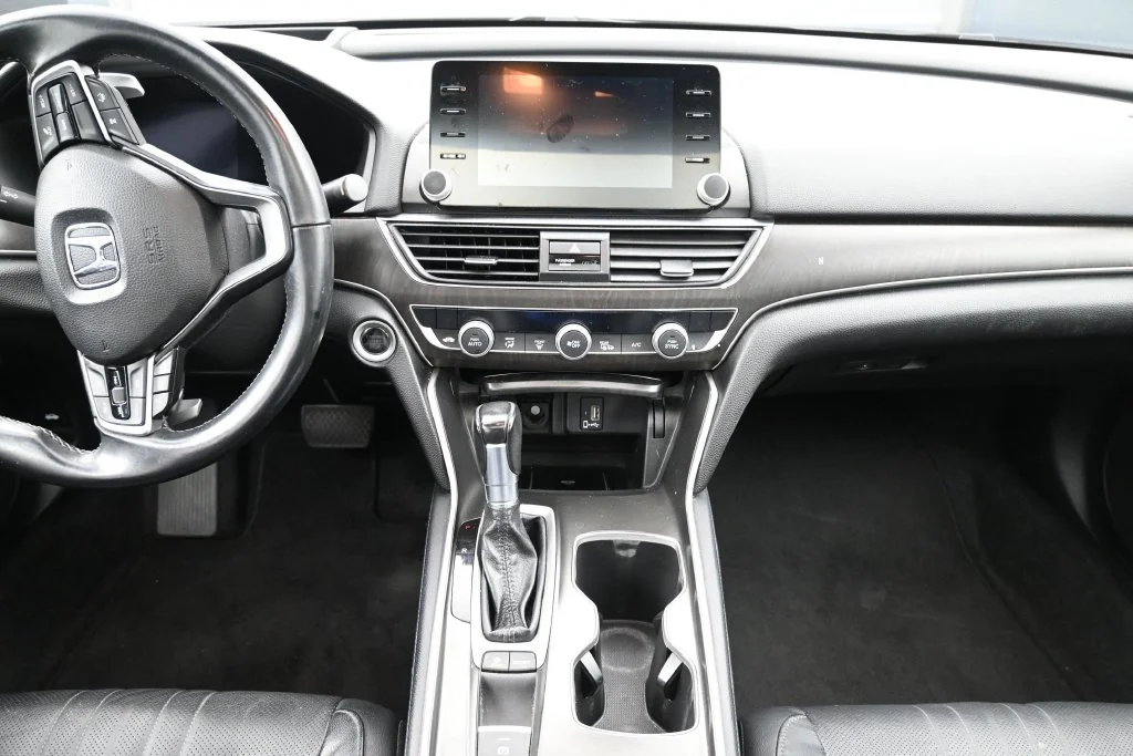 Used 2018 Modern Steel Metallic Honda Touring image 24
