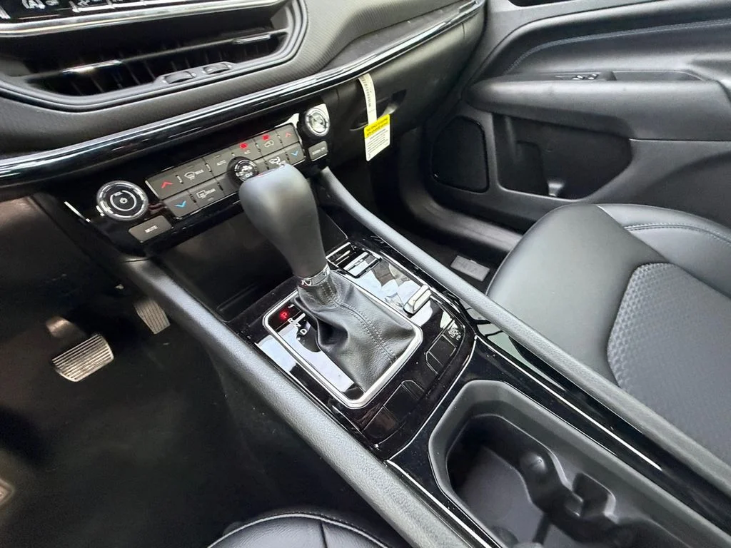 New 2026 Silver Jeep Latitude image 22
