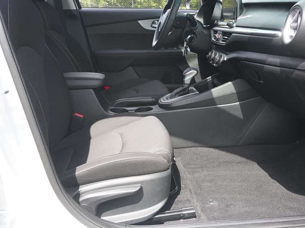 Used 2024 White Kia LXS image 25