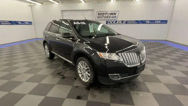 Used 2015 Tuxedo Black Metallic Lincoln Base image 2