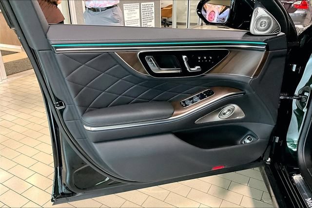 New 2027 Emerald Green Metallic Mercedes-Benz S 580 image 43