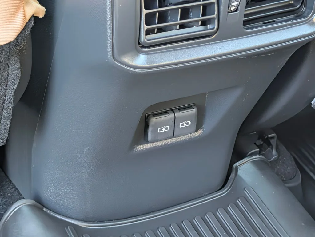 2025 Toyota RAV4 XLE - Photo 14