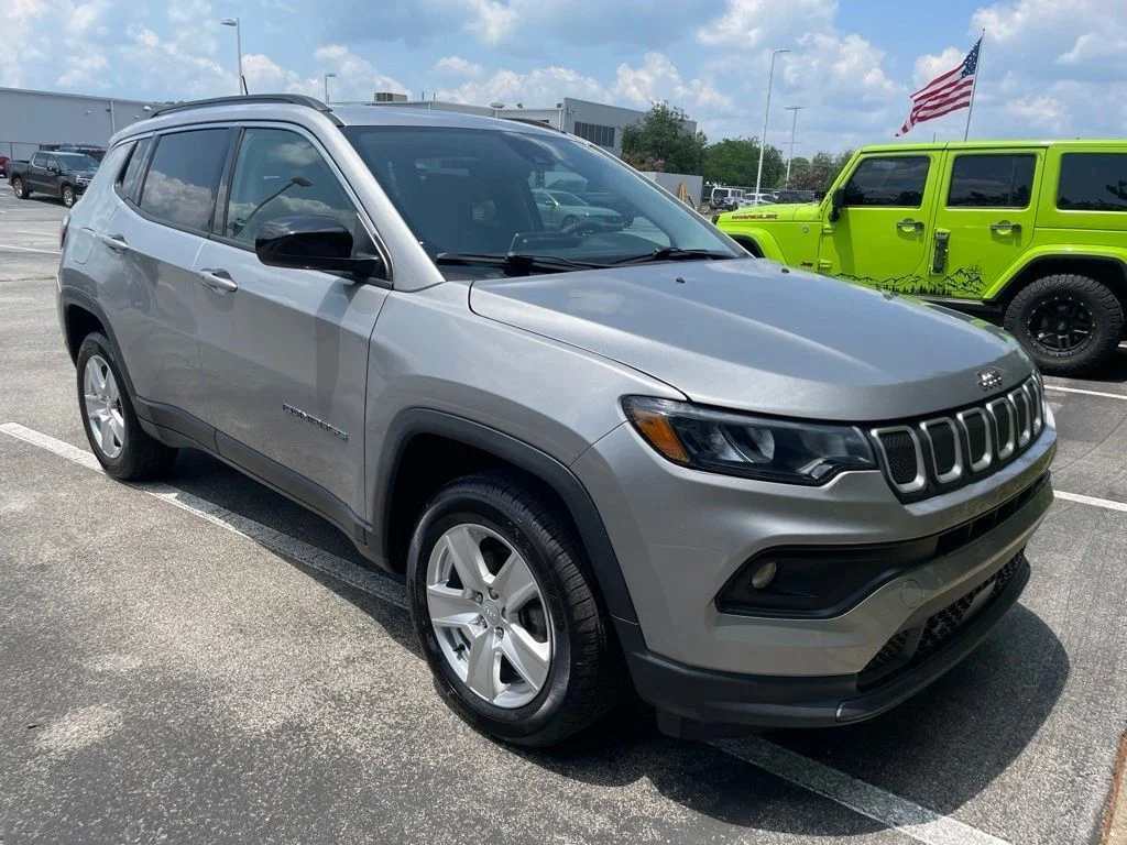 Used 2022 Silver Jeep Latitude image 7