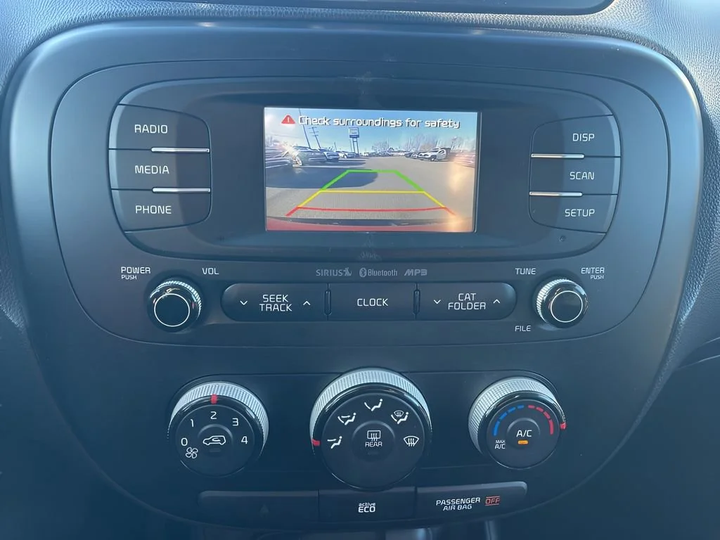 Used 2016  Kia + image 19
