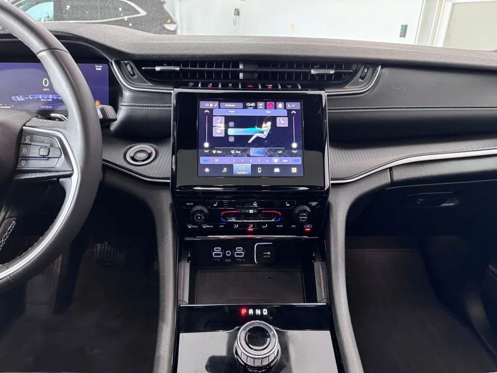 Used 2023 Diamond Black Cry Jeep Altitude image 18