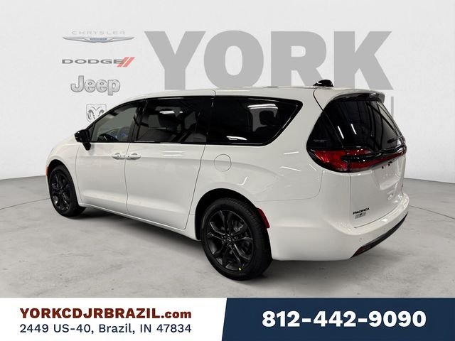 New 2026 Bright White Clear-Coat Exterior Paint Chrysler Select image 3
