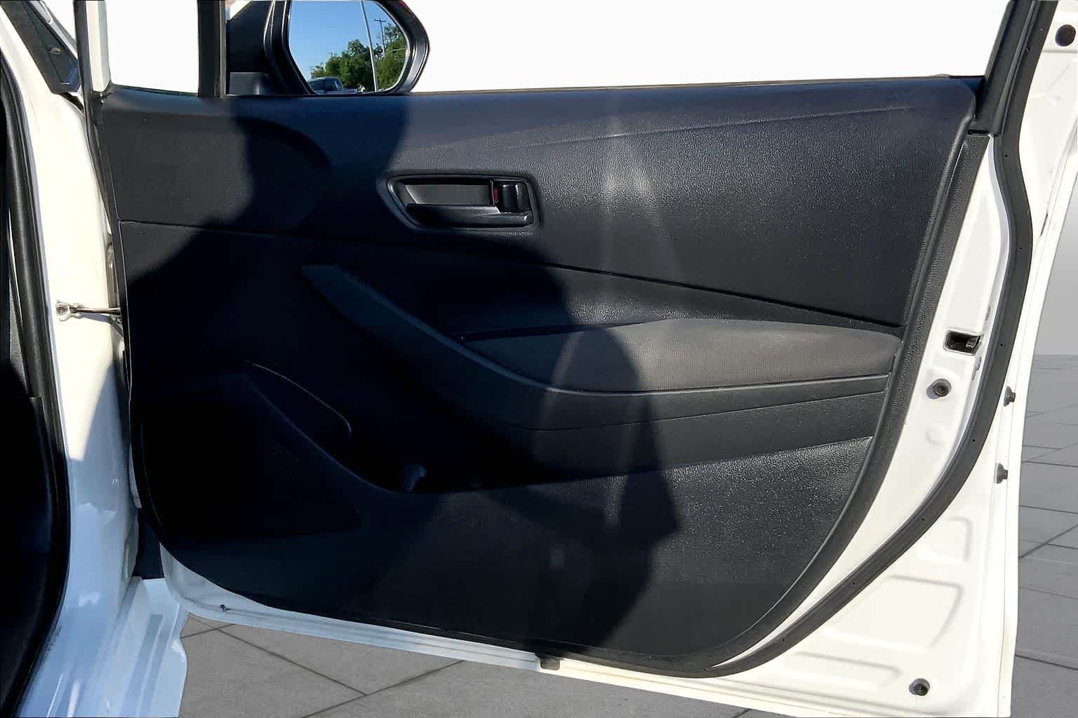 Used 2022 White Toyota LE image 22