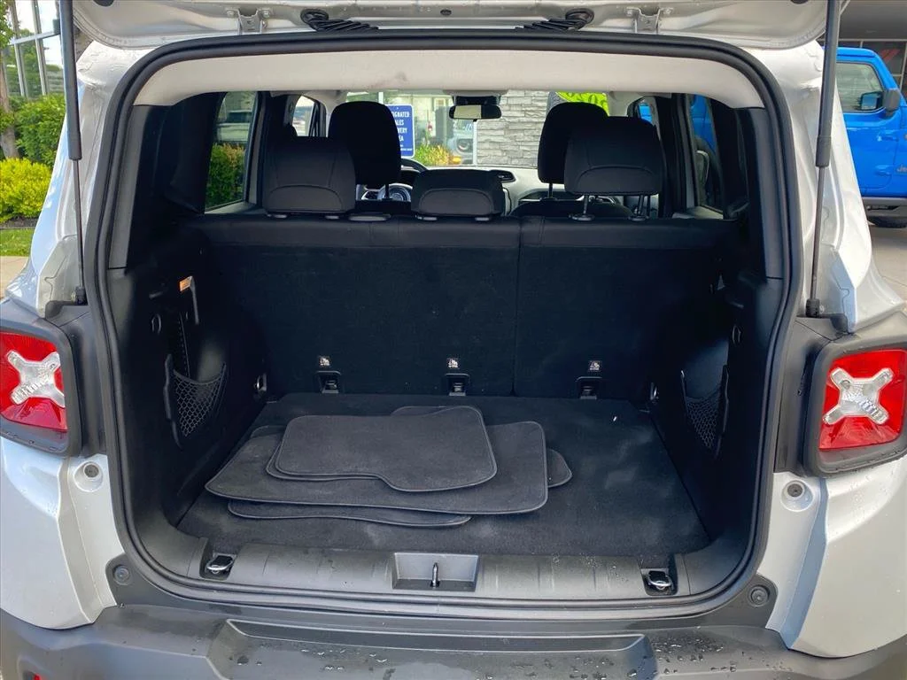 Used 2020 Glacier Metallic Clearcoat Jeep Latitude image 22