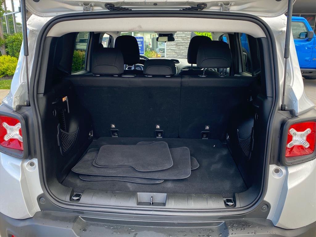 Used 2020 Glacier Metallic Clearcoat Jeep Latitude image 22