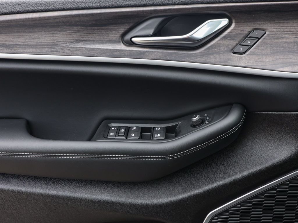 New 2026 Diamond Black Crystal Pearl-Coat Exterior Paint Jeep Limited image 23