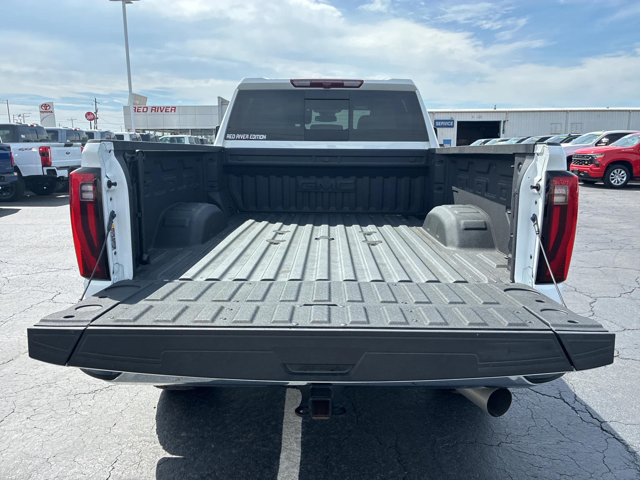 Used 2025 Summit White GMC SLT image 10