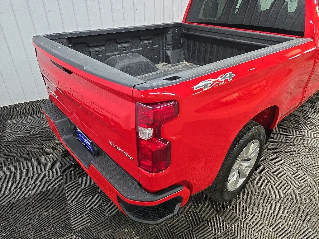 Used 2023 Red Chevrolet Custom image 11